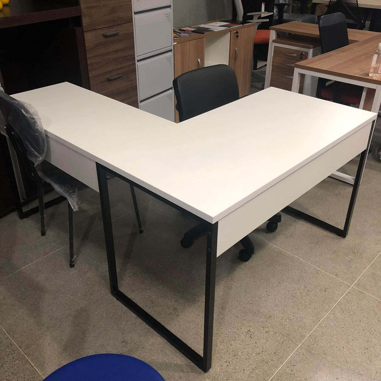 MESA EM L PÉ TUBO IRON